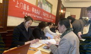 房产交易中心“搬”到小区，东西湖200余业主在家门口办好不动产证（东西湖房管站）
