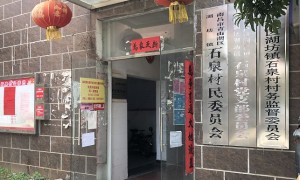 记者暗访！南昌溪霞镇便民服务中心人员上班时间看小说（记者暗访政务服务窗口）