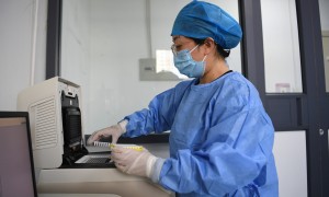 新华全媒+|核酸检测新变化：力争6小时内报结果 一键查询就近检测点（核酸检测结果查询多长时间出结果）